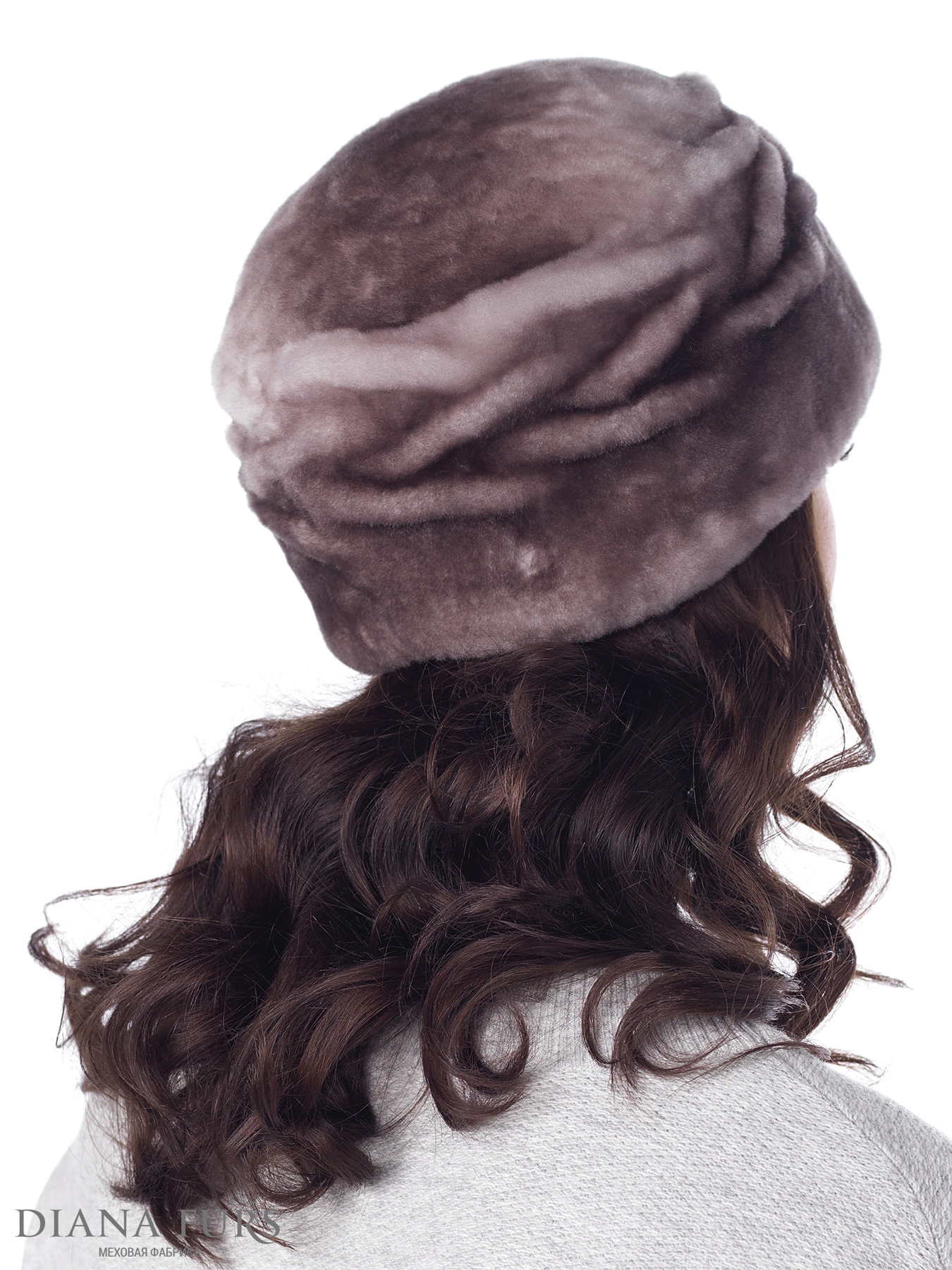Классическая шапка из мутона с дизайном в виде косы