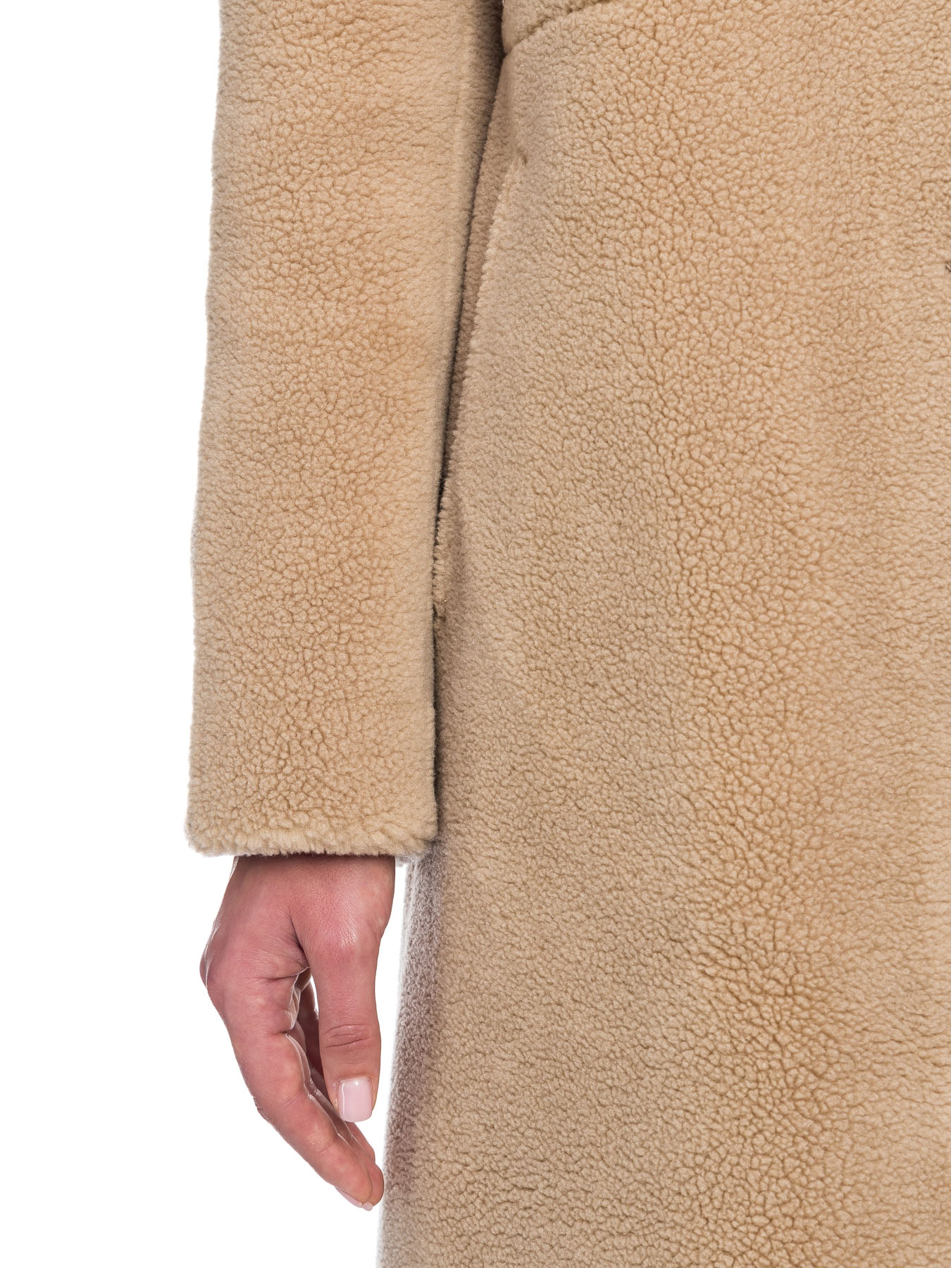 Женское полуприталенное пальто из эко-меха