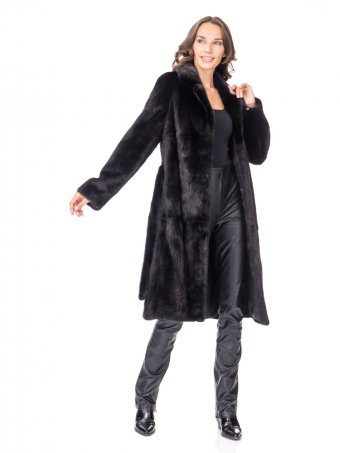 Женское классическое норковое пальто с английским воротником, поясом и шлицами по бокам