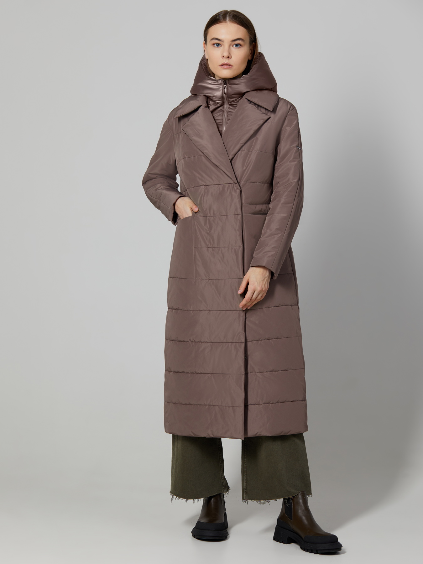 Утеплённое пальто с английским воротником, съёмной манишкой и боковыми шлицами на кнопках