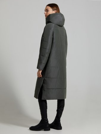 Утеплённое пальто с капюшоном и боковыми шлицами на кнопках